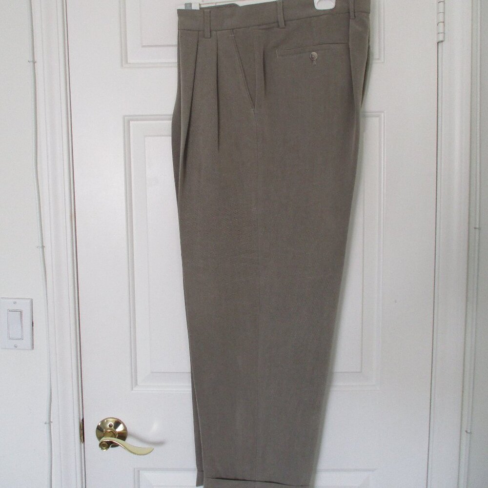 Macy's Reunion Mens Pleated Khaki Green Dress Slack w/ Cuff - Size 36W x 27.5L*